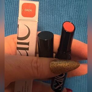 Saie Blurring Lipstick in Dada